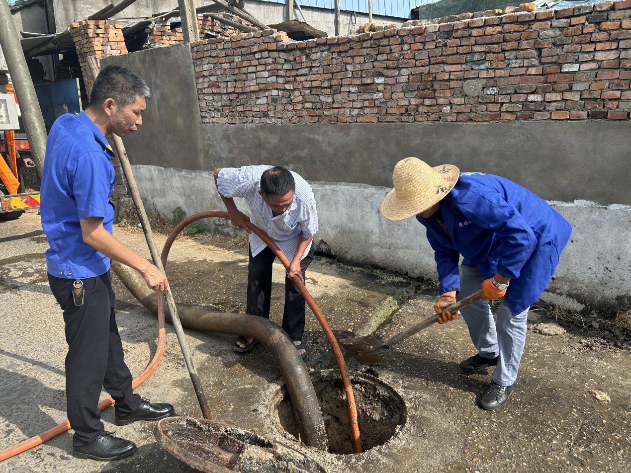 南昌县银湖管理处:解民忧 疏通下水道